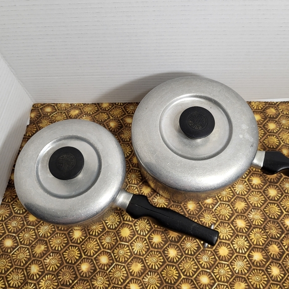 Vintage Wear Ever Heavy Aluminum Cooking Pots # 984 6C(1.5qt) and # 982 4C(1qt) - Picture 3 of 16